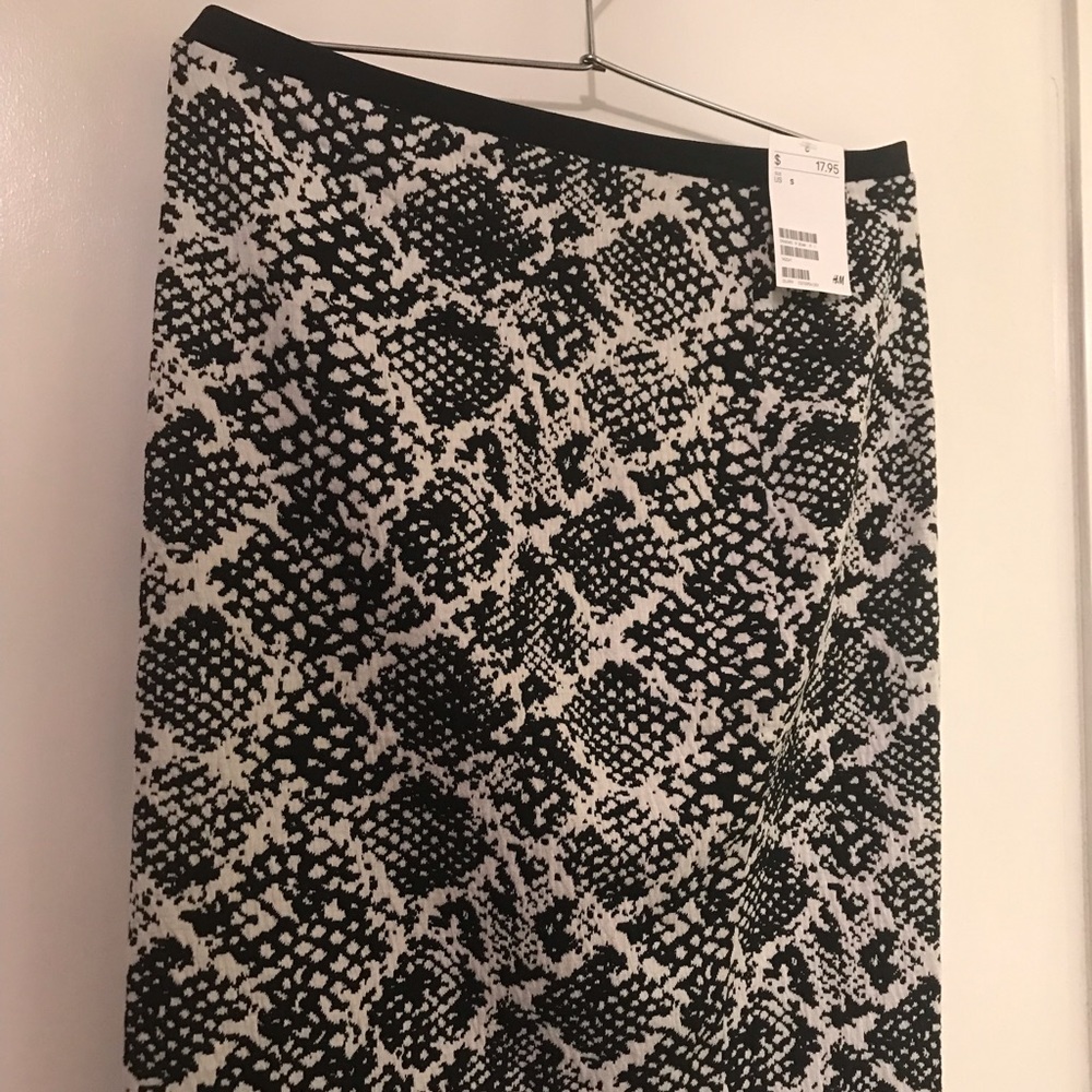 H&M BLACK & WHITE SKIRT